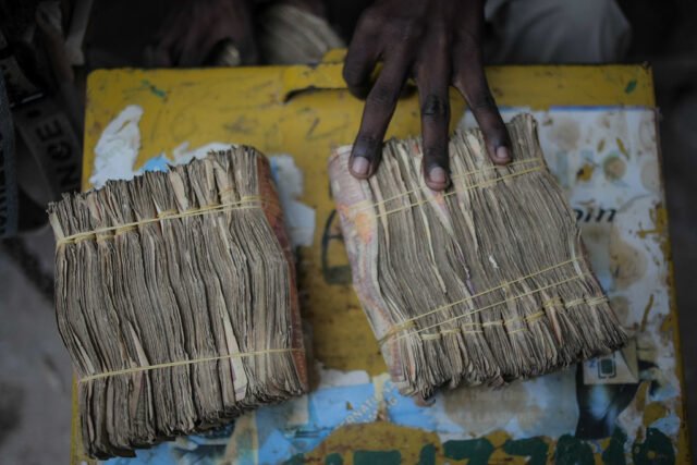 2013_10_23_Economy_Barclays_Remittance_Money_Transfer_008